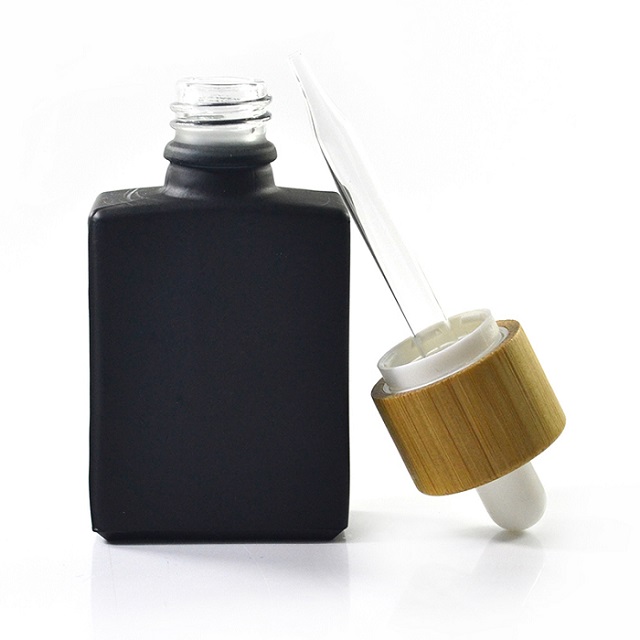 Glass dropper bottle with bamboo lid Стеклянный флакон-капельница с бамбуковой крышкой.