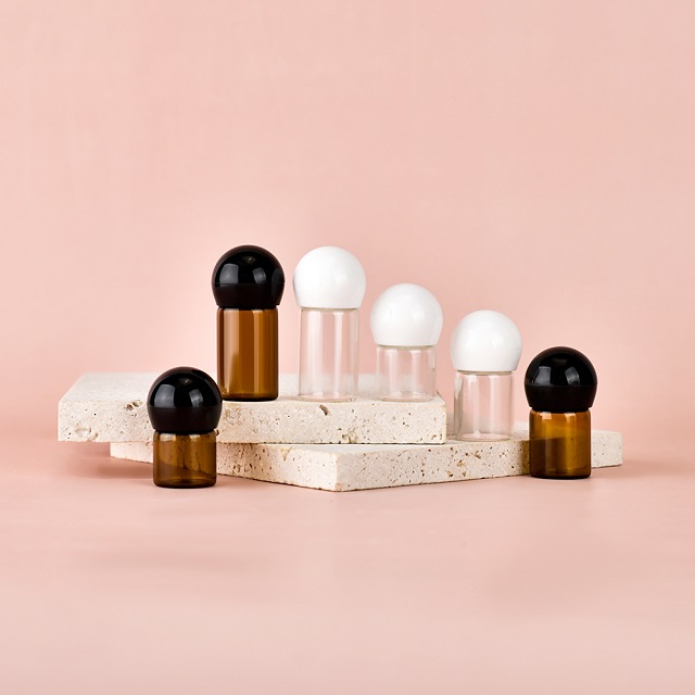 Оптовая продажа прозрачный коричневый 1 мл 2 мл 3 мл маленькая шариковая крышка бутылка эфирного масла пустой контейнер для ухода за лицом косметическая упаковка