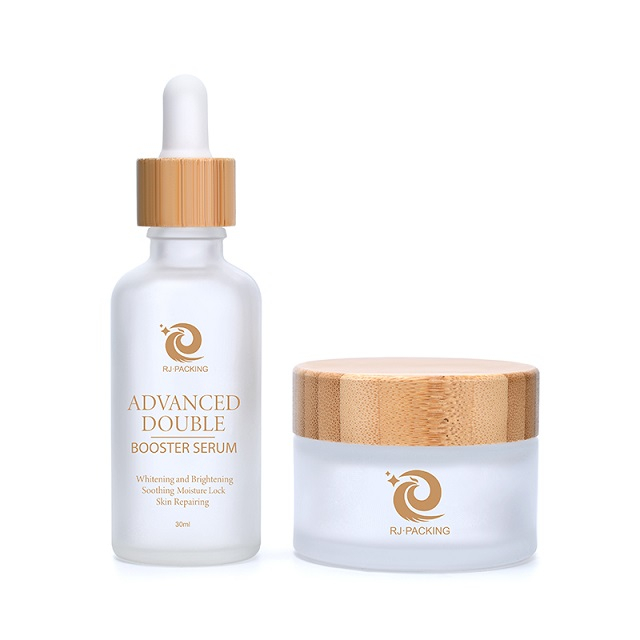 Набор матовых прозрачных янтарно-черных стеклянных бутылочек-капельниц для личного ухода за кожей и стеклянной банки с бамбуковой крышкой