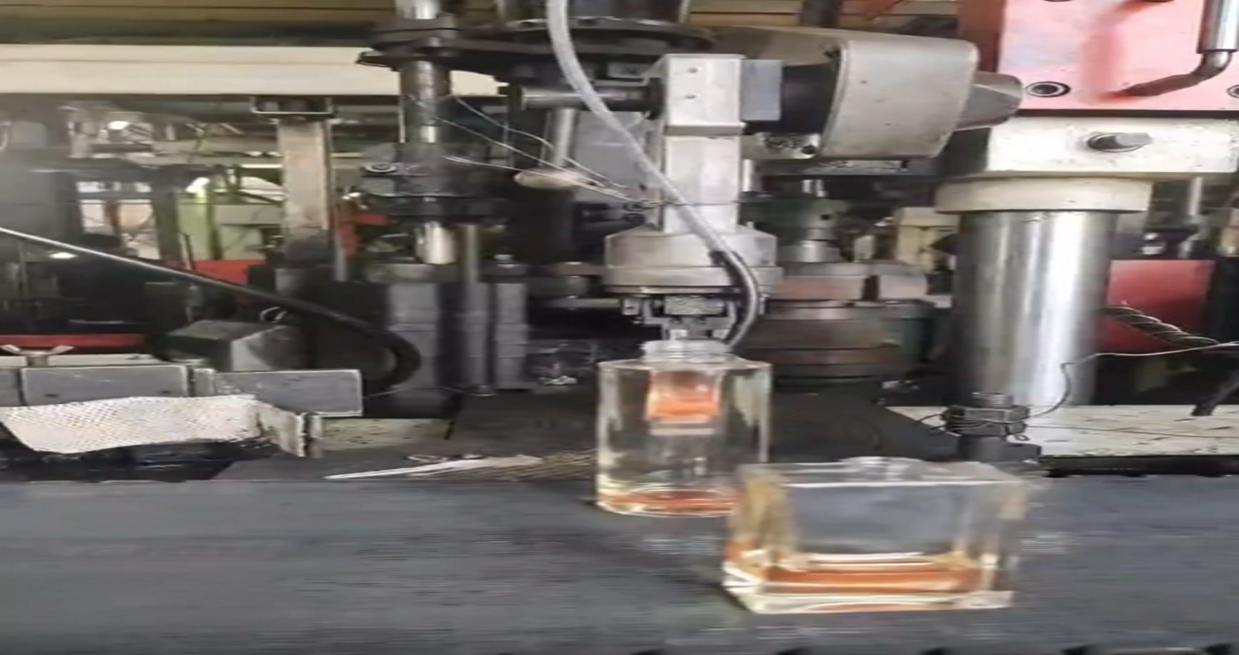 Процесс производства стеклянных бутылок емкостью 50 мл.