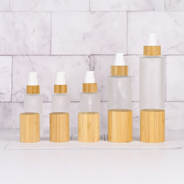 Роскошный 30 мл 50 мл 100 мл Пустой крем-лосьон для ухода за кожей Стеклянный спрей Круглый матовый прозрачный косметический флакон Упаковка с бамбуковой крышкой насоса