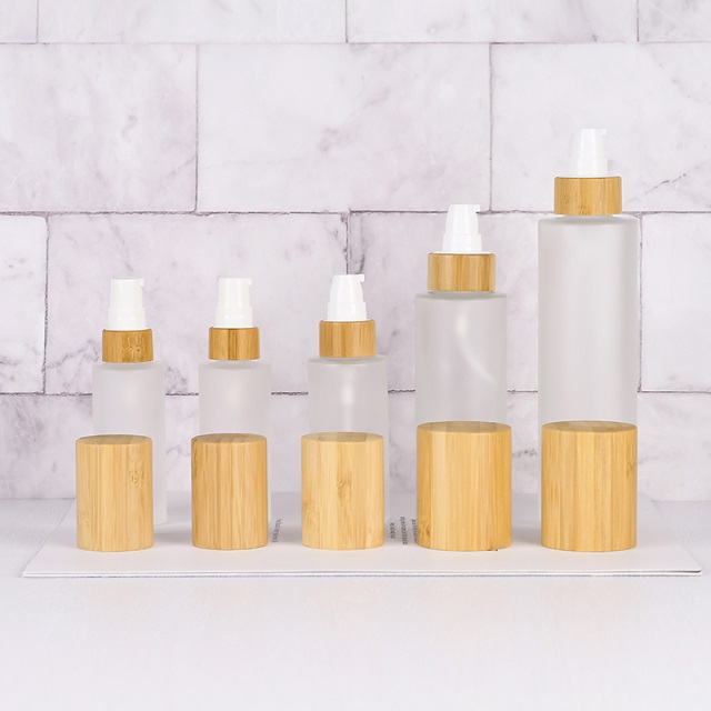 Горячая продажа, многоразовая косметическая упаковка, пустые дорожные матовые прозрачные стеклянные бутылки с распылителем для лосьона и бамбуковой крышкой